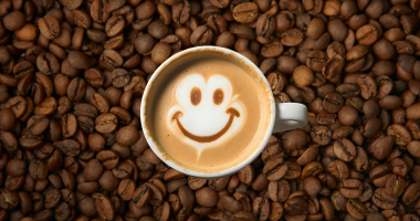 Eine Tasse Freude schenken – Wärme und Gemeinschaft in der Vorweihnachtszeit